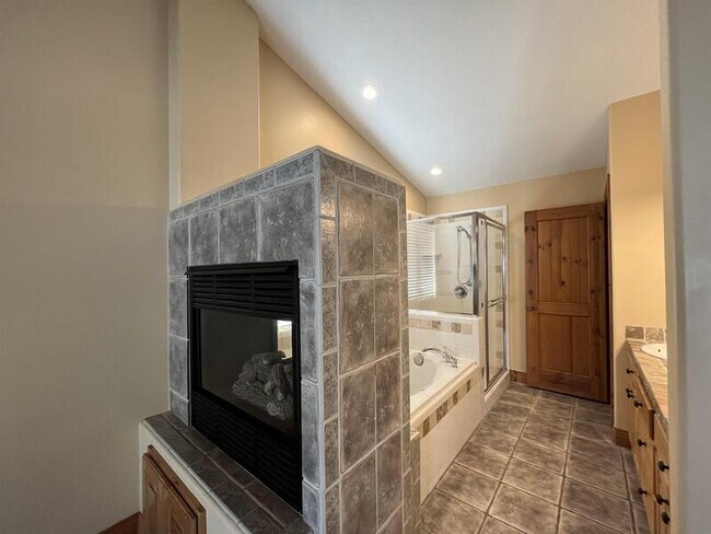 Building Photo - 6363 Murray Bluffs Dr