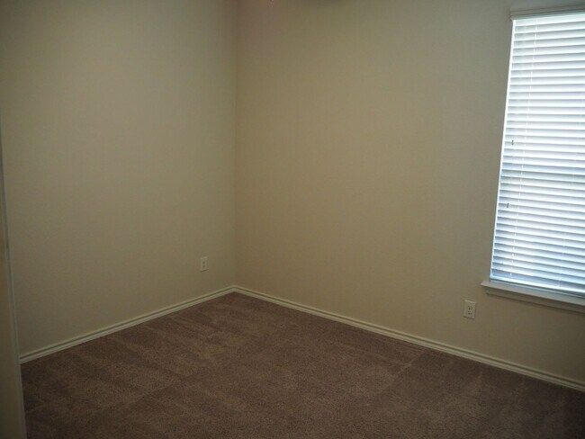 Building Photo - 812 Dove Cv