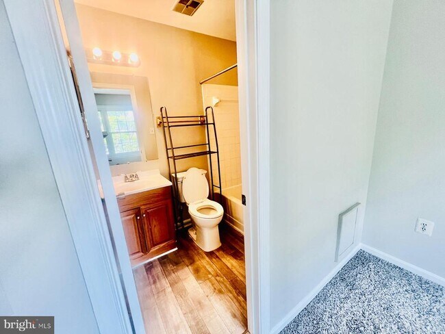 Building Photo - 4704 S Park Ct