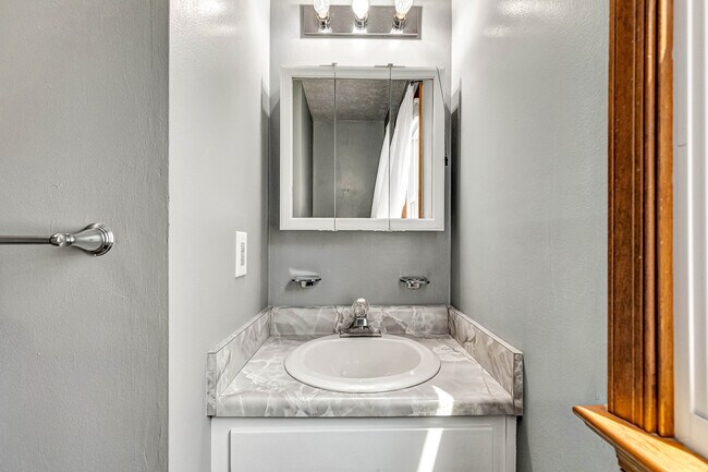 Building Photo - 421 Evanrude Ln