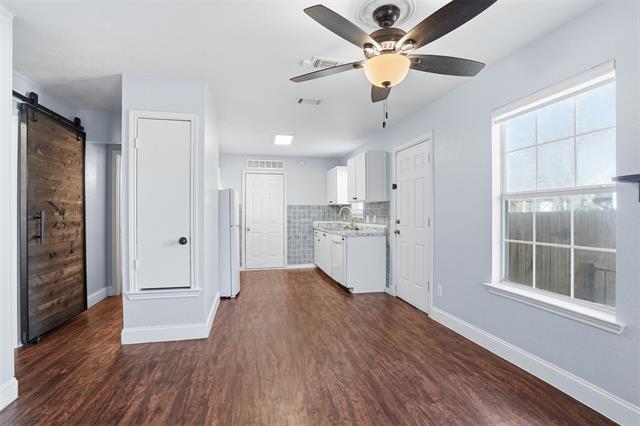 Building Photo - 209 E Lone Star St