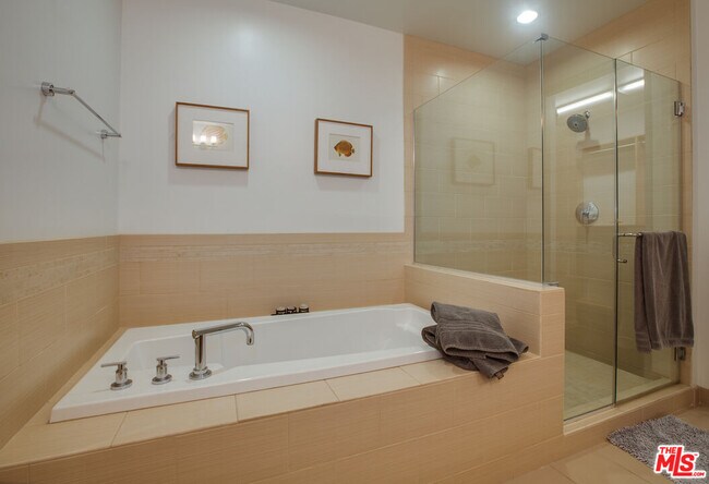 Building Photo - 3111 Vía Dolce