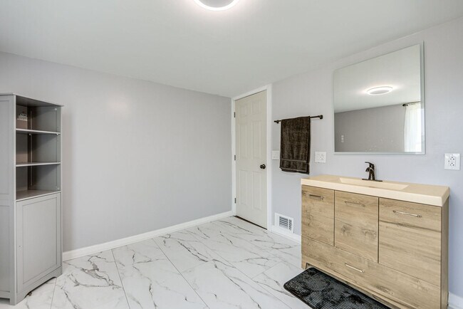 Building Photo - 15 Hockeborne Ave