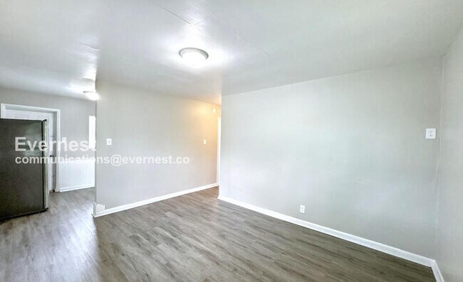 Building Photo - 913 E 11th Ave