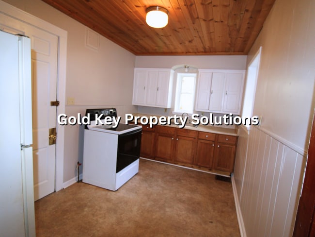 Building Photo - 2 Bedroom/1 Bath Home with Covered Front Porch and Garage (SECTION 8 APPROVED)