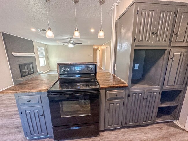 Building Photo - 3 Bedroom House in Hewitt - Midway ISD