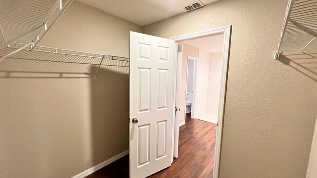 Building Photo - Charming 3 Bedroom, 2 Bathroom Home in the Lovely Marion Oaks of Ocala!