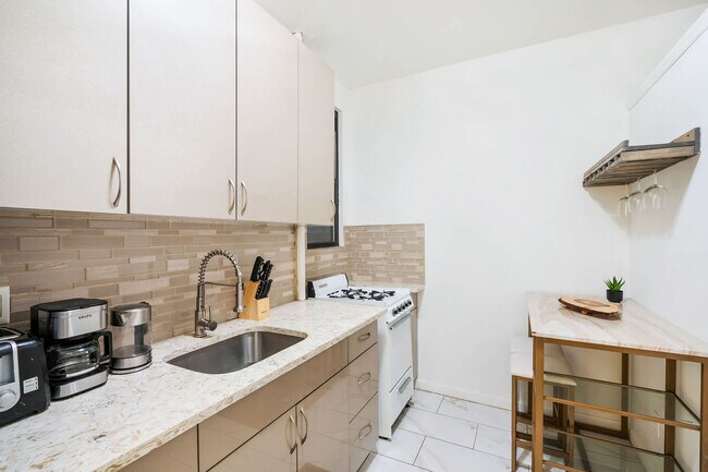 Building Photo - 428-430-430 W 47th St