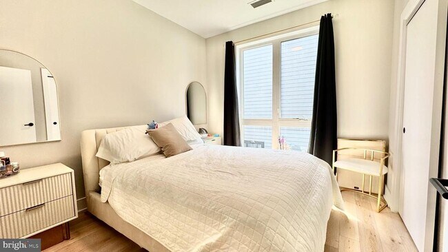 Building Photo - 1016 17th Pl NE