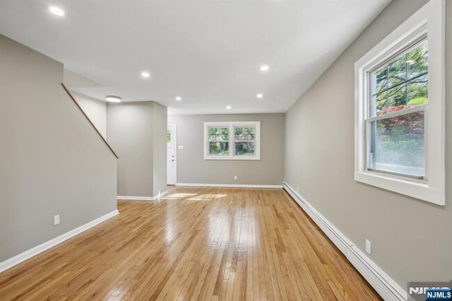 Building Photo - 222-224-224 Woodside Ave