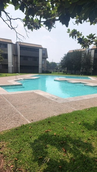 Building Photo - 3025 Walnut Bend Ln