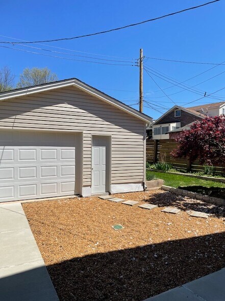 Garage for extra storage (only) - 4417 Rosa Ave