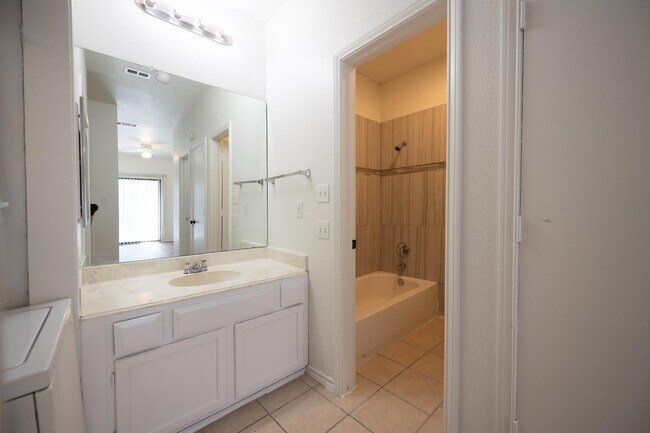 Building Photo - 1908 San Antonio St