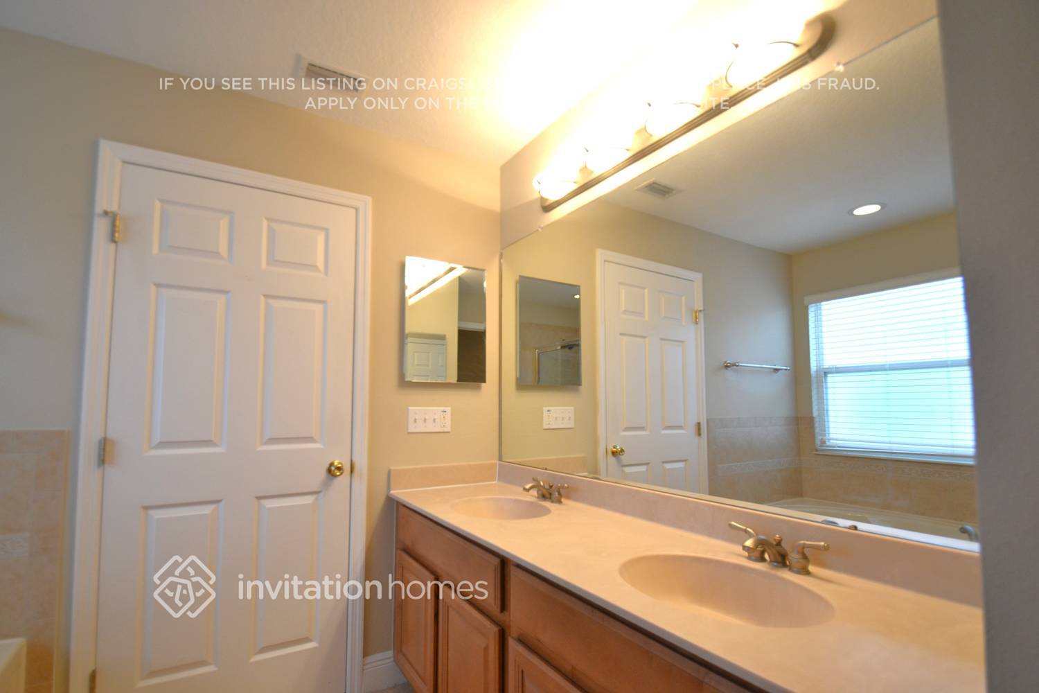Building Photo - 11140 Creek Haven Dr