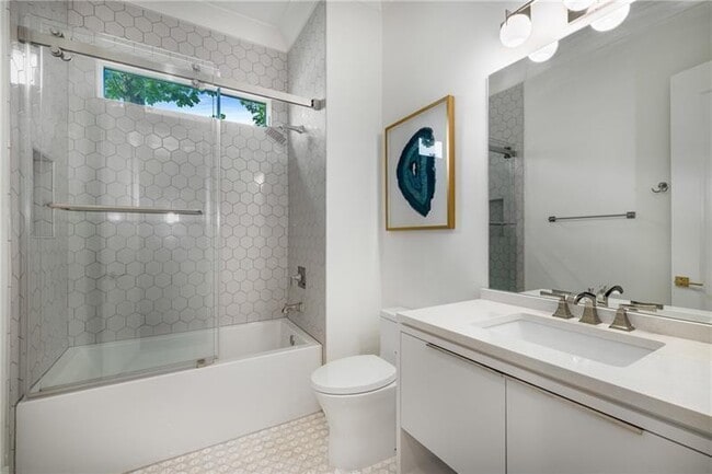 Building Photo - 306 Pinecrest Rd NE