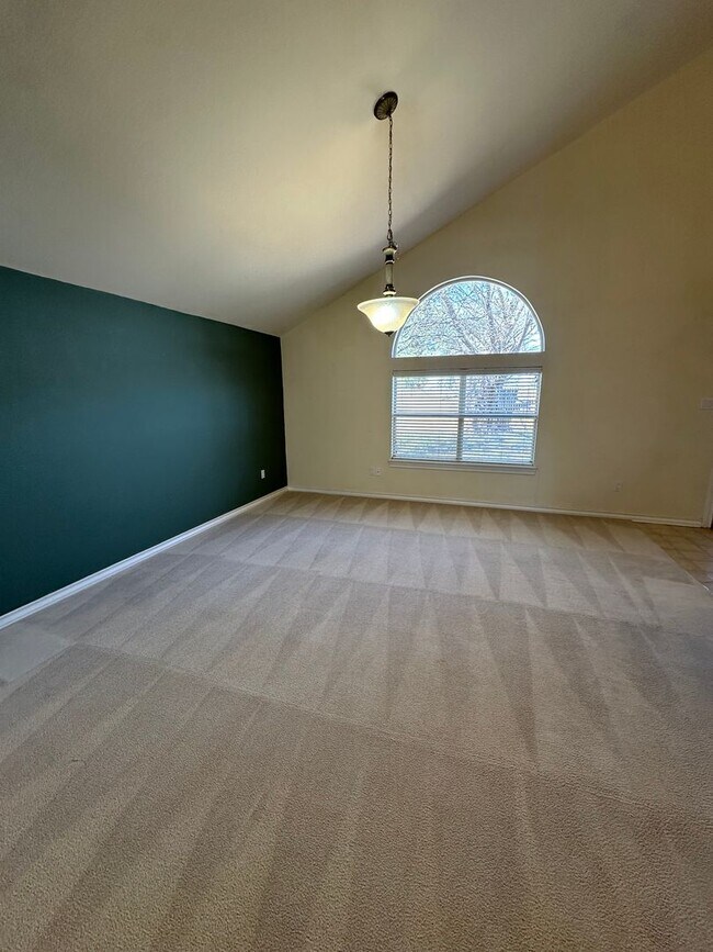 Building Photo - 2 Bed Home Plus Office Space! In Zia School District