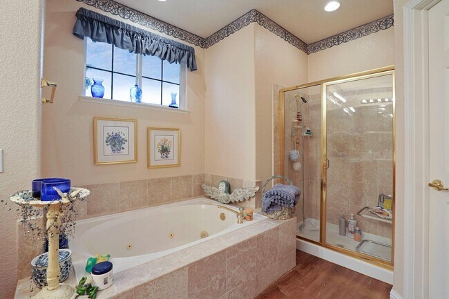 Building Photo - 549 Glenbriar Cir