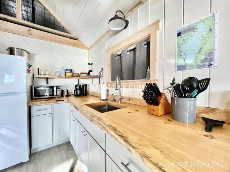 Building Photo - 8 Sand Beach Ln