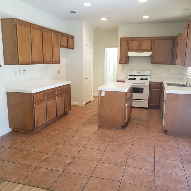 Building Photo - Nice 3 Bedroom/ 3 Bathroom Home in Moreno Valley!!!