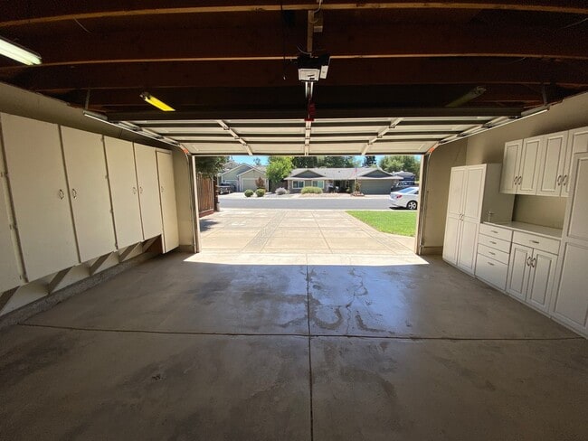 Building Photo - Beautiful Home with a Pool