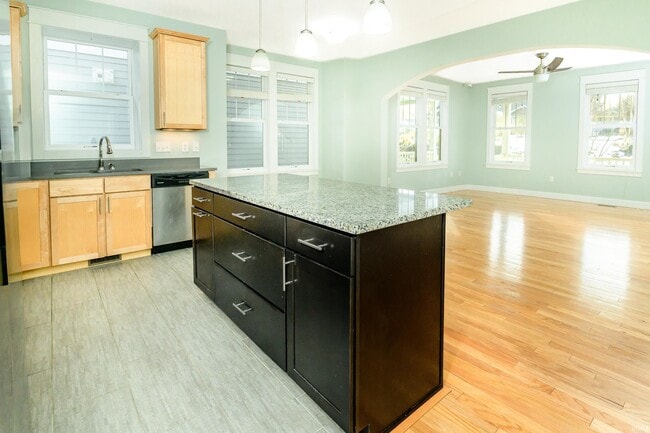 Building Photo - 819 S Morton St