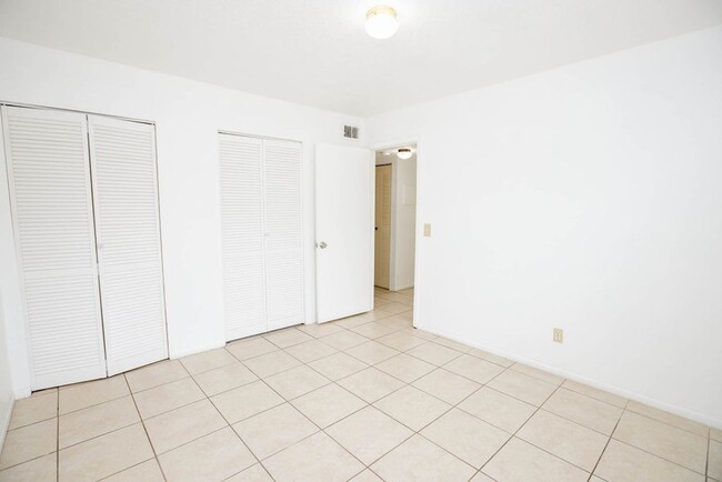 Building Photo - Beautiiful Palm Gardens 2 bedroom, 1 bath ...