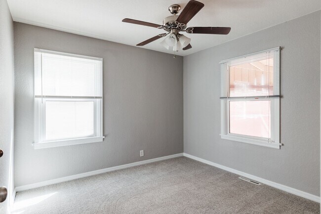 Building Photo - $0 DEPOSIT OPTION. 3BED/1BATH WITH ONE CAR...