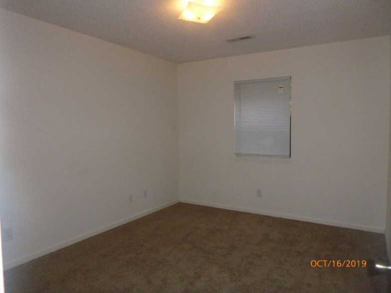Building Photo - 2924 W Hills Dr