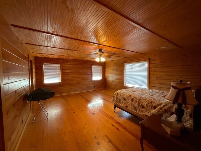 Building Photo - Gorgeous 2 Bedroom, 2 1/2 Bath Home  with BONUS room in Sunrise Beach, TX.