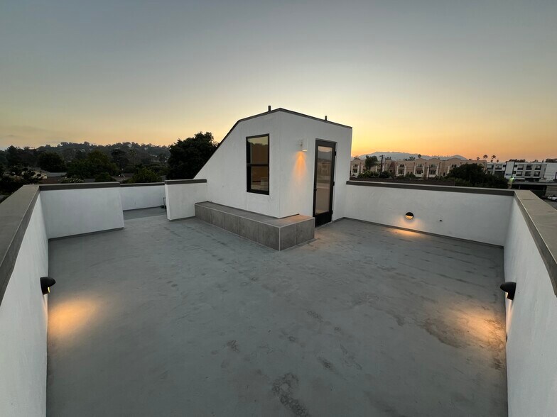 Building Photo - 2076 Blake Ave