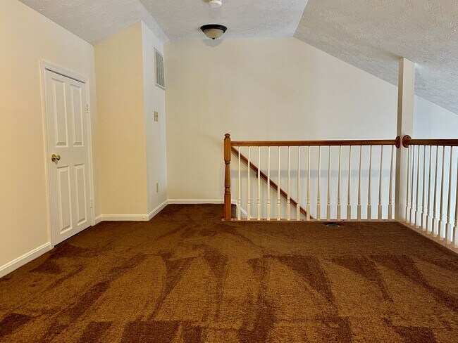 Building Photo - BEAUTIFUL THREE LEVEL TOWNHOME IN NORTH STAFFORD!