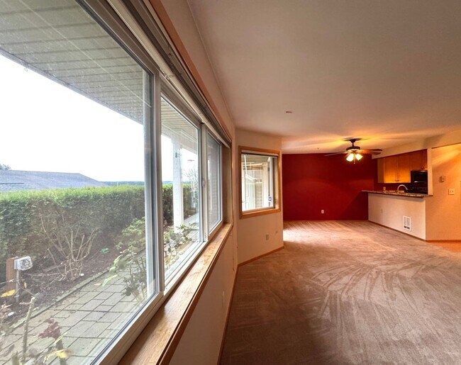 Building Photo - In town Kingston, walking distance to the Seattle and Edmonds ferry, main floor condo