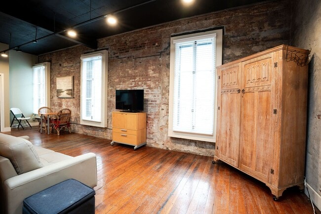 Building Photo - 422 1st St