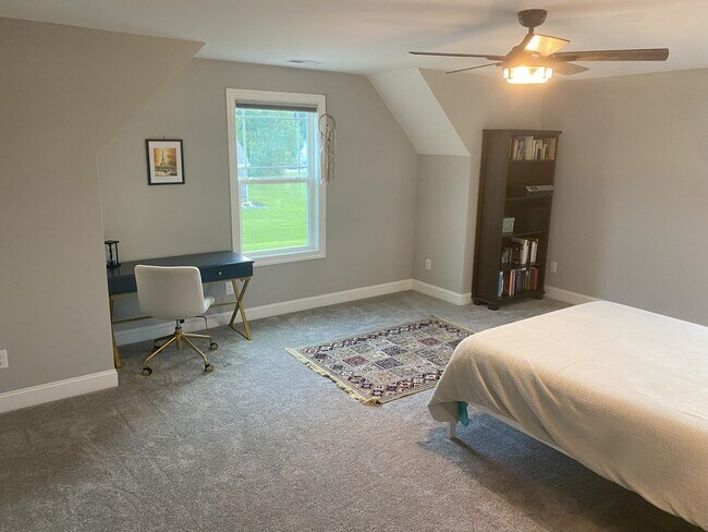 Building Photo - 3 Bed/3 Bath with 2 Bonus Rooms!!!