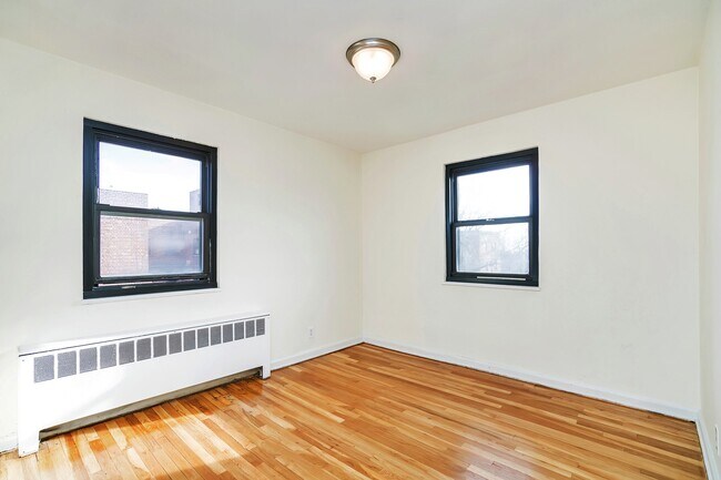 Building Photo - 2335 Hudson Terrace