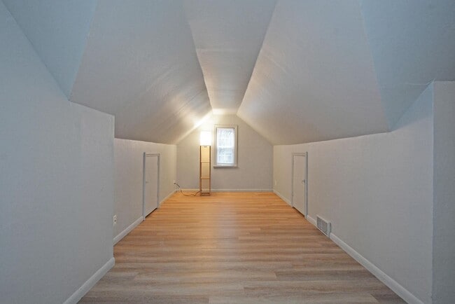 Building Photo - Beautiful 3-Bedroom 1.5-Bathroom Available...