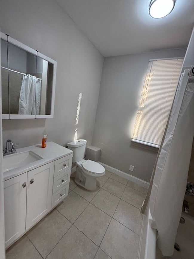 Building Photo - Beautifully Renovated!  Large, Spacious Rooms! W/D Hook-Up! Available Now!