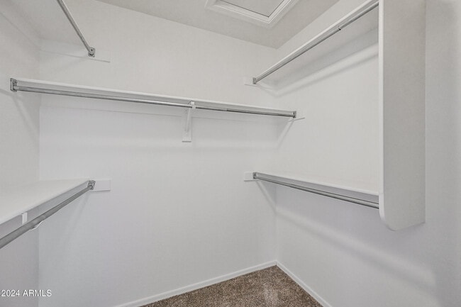 Building Photo - 4633 E Robin Ln
