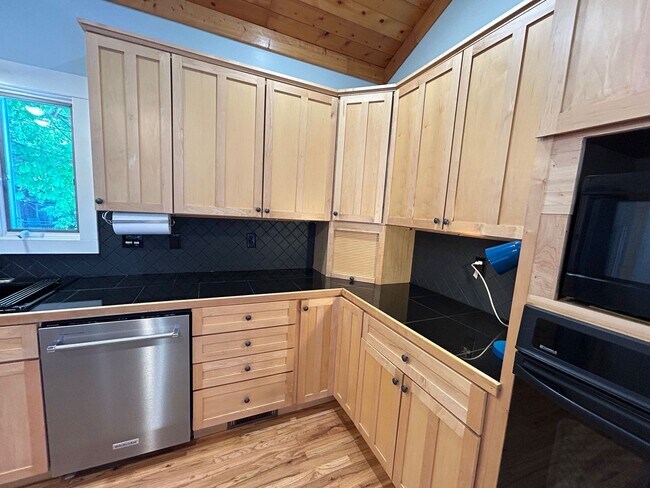Building Photo - Central AVL - Custom Built, Made for Enter...