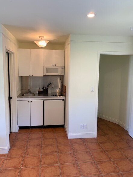 Kitchen - 344 S La Peer Dr