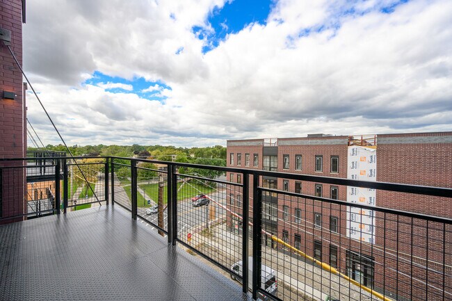 Building Photo - 2725 N Thatcher Ave