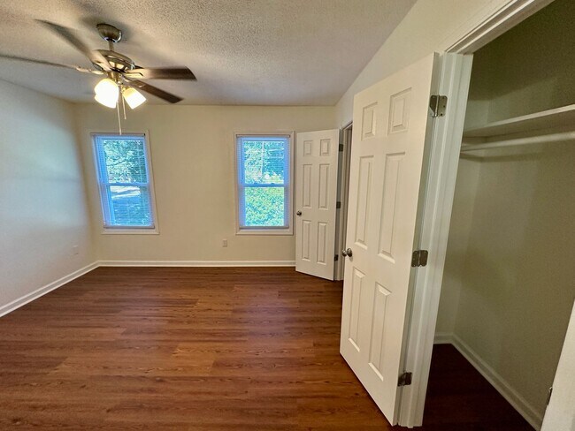 Building Photo - 2 BEDROOM/ 1.5 BATHROOM TOWNHOME-WALKING D...