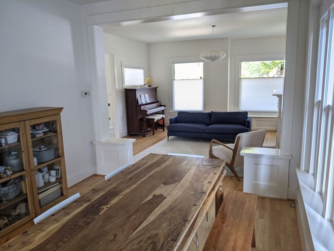 Building Photo - 3bd/1.75ba Seattle Home