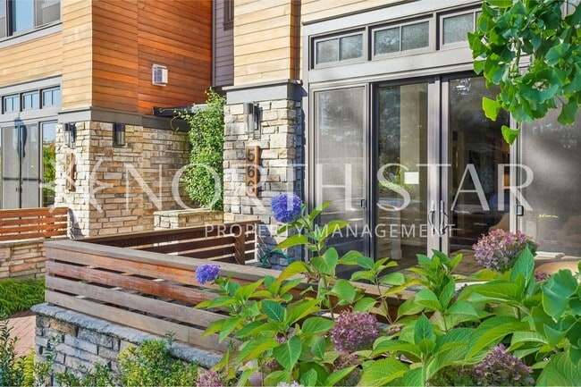 Building Photo - Luxury Living in the Heart of Lake Oswego: Stylish 3-Story Townhouse