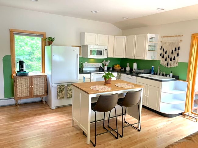 Furnished- kitchen - 131 Lakeside Dr