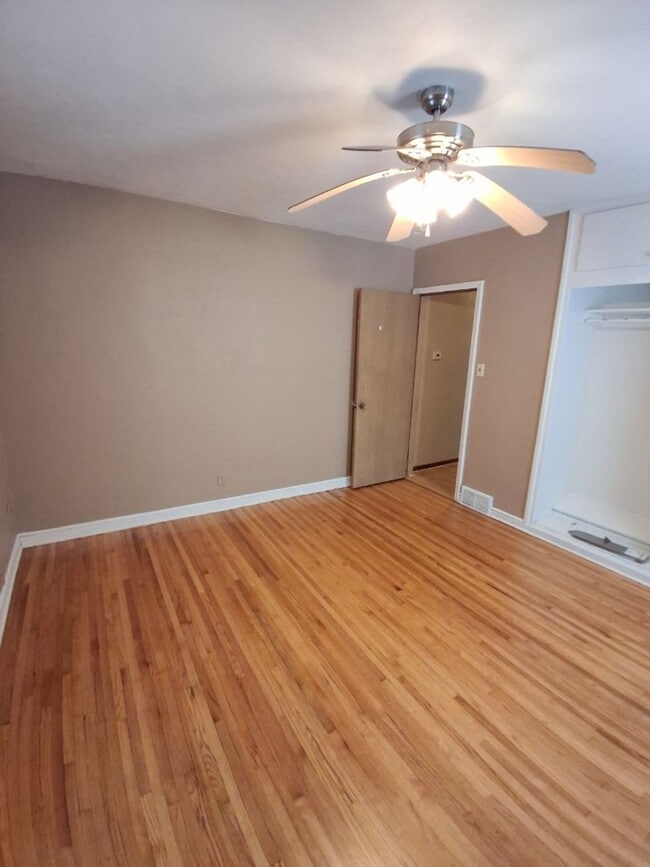 Building Photo - Renovated 3BR Duplex! Available Early Octo...