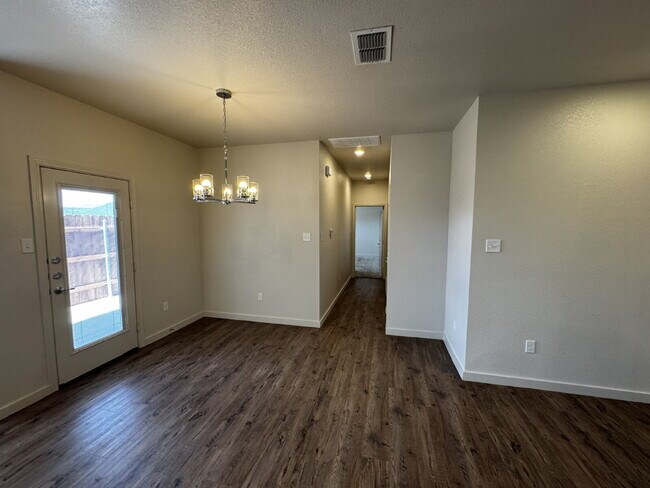 Building Photo - Luxury Townhome in Abbey Glen Community!