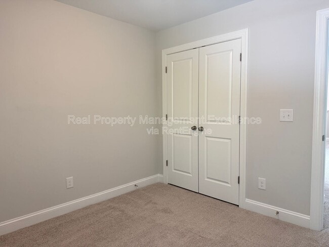 Building Photo - 540 Barrington Row Ave