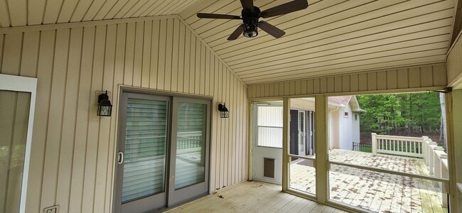 Building Photo - Spacious rental in desirable neighborhood with 3 full baths! Available for 6 months only July 1-D...