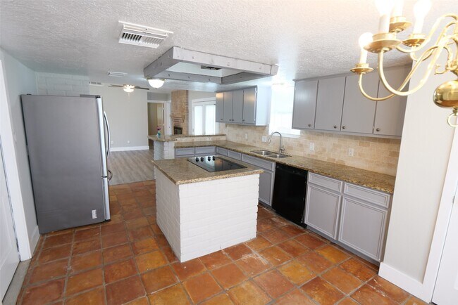 Building Photo - 15654 Boulder Oaks Dr